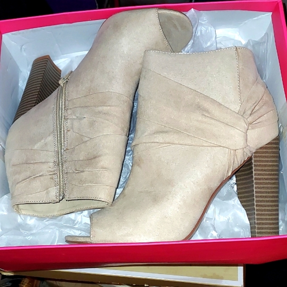 LIKE NEW fall winter Booties